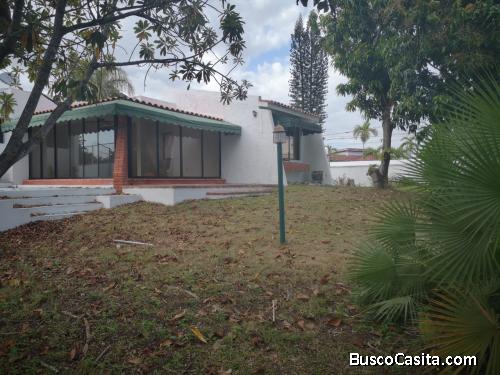 CASA CON PATIO DE VENTA EN SANTO DOMINGO