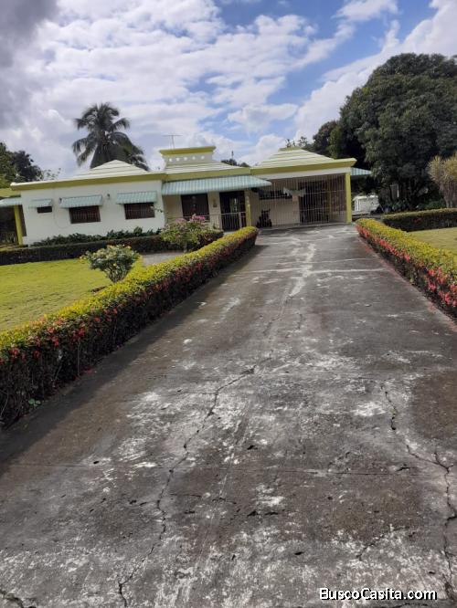 CASA CON AMPLIO TERRENO DE VENTA EN BONAO