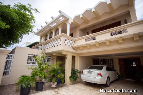 Excelente Casa de 2 Niveles con patios dobles en Urb. Rosmil de Las Praderas..OFERTA
