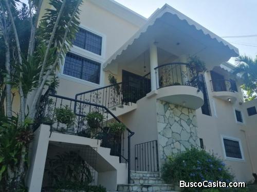 CASA AMPLIA DE VENTA EN SANTO DOMINGO