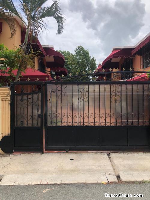 Vendo hermosa casa en residencial cerrado, sector Tropical del Este,