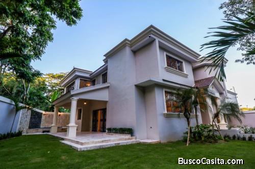 SE VENDE acogedora y amplia casa ubicada en Cuesta Hermosa A. H.