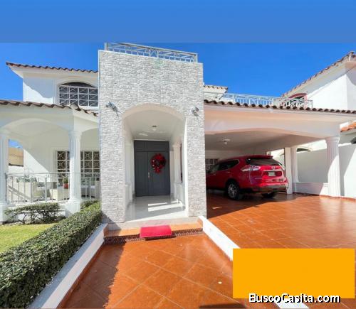 CASA DE DOS NIVELES DE VENTA EN BONAO