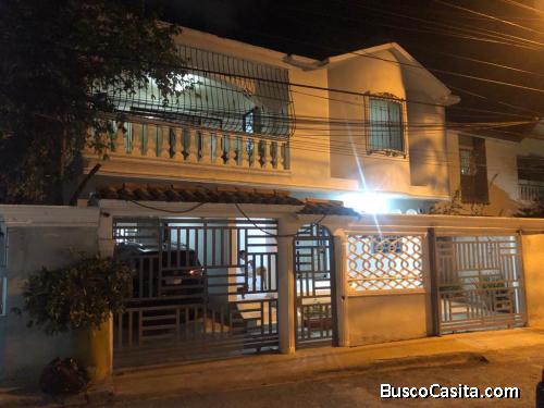 VENDO o ALQUILO Casa de 2 Niveles, 5 habitaciones en BELLO Campo, por la Charle de Gaulle