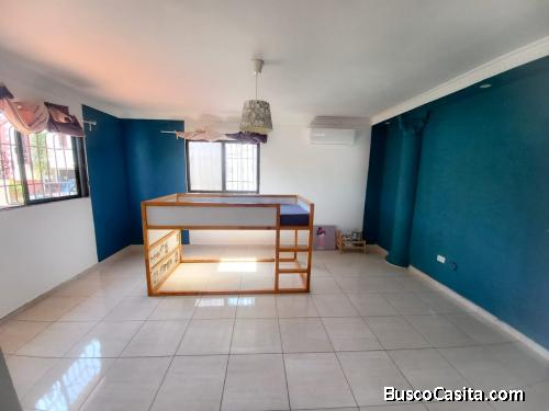 REMAX METROPOLITA.  Vende casa en  Arroyo Hondo ll