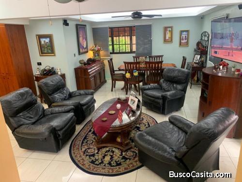 Vendo casa detrás de la  Embajada Americana. 