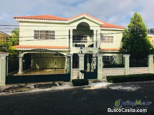 Casa En Venta En Arroyo Hondo Iii Santo Domingo 