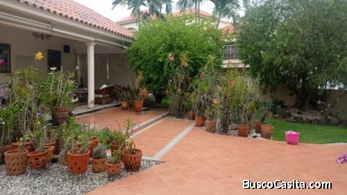 Hermosa Casa Con Patio Y Jardin En  Arroyo Hondo Iii
