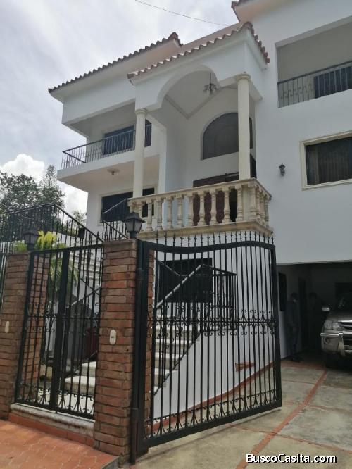 Vendo Casa Espaciosa  En Altos De Arroyo Hondo Iii 
