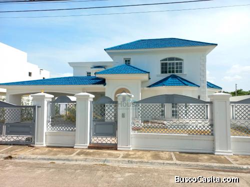 Casa con piscina en venta en proyecto cerrado Gurabo Santiago WPC03