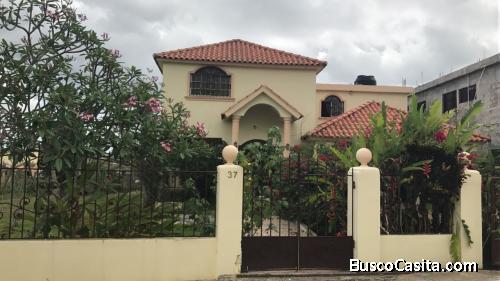 ATENCION HIGUEY…..Vendo Excelente Casa de 2 Niveles en Brisas del Llano