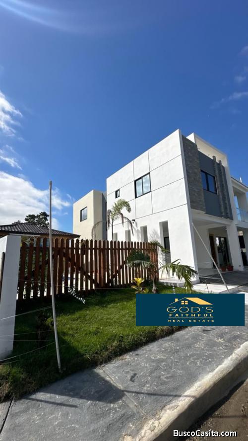 CASA CON PISCINA DE VENTA EN BONAO