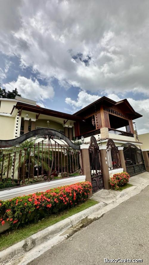 CASA DE TRES NIVELES DE VENTA EN BONAO