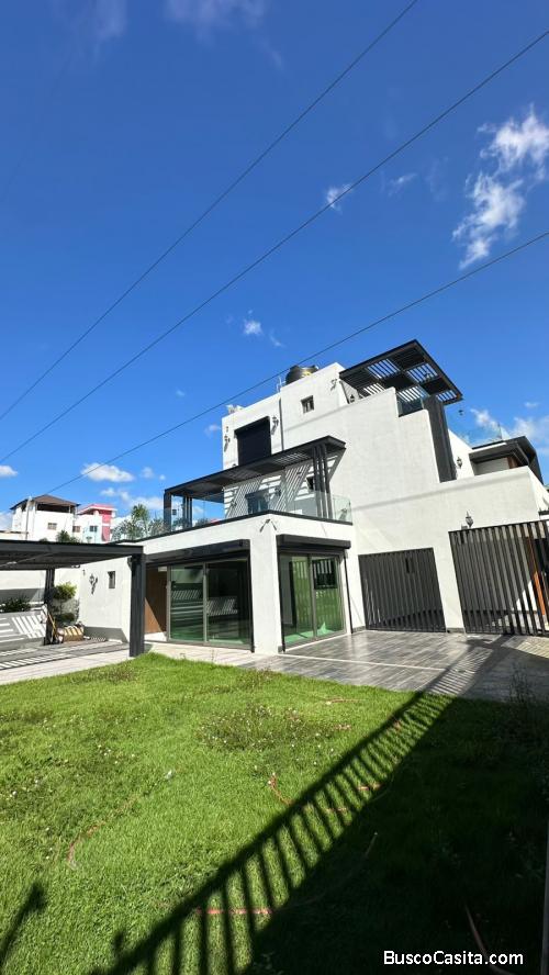 CASA CON PISCINA DE VENTA EN LA VEGA