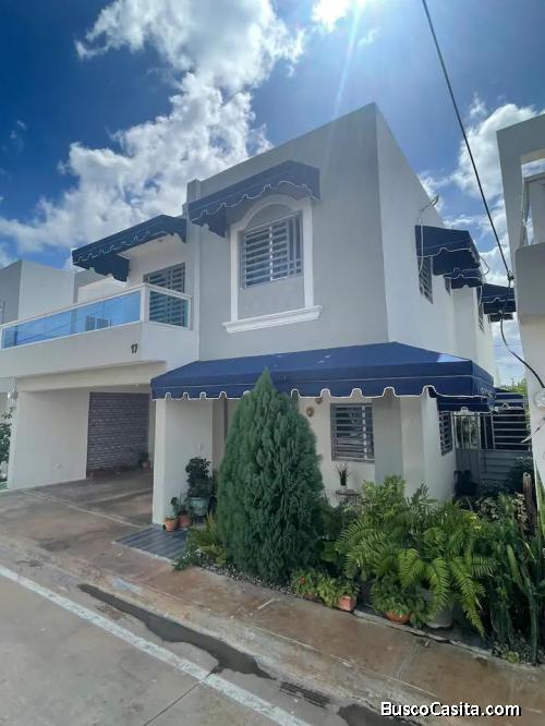 Casa en venta de 2 niveles en la zona Oriental, Residencial Amalia, Autopista de San Isidro, Santo D