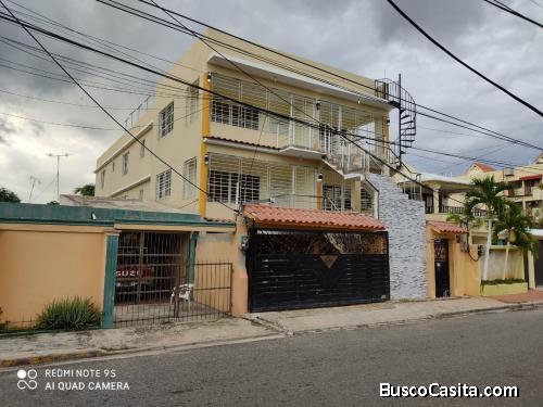 En venta propiedad de casa y 4 apartamentos amplios.