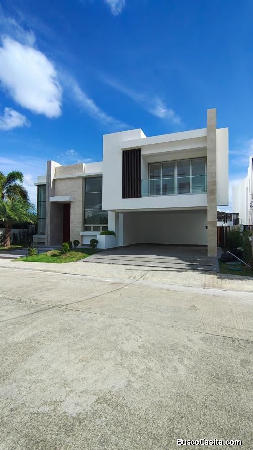 CASA MODERNA DE VENTA EN SANTIAGO