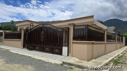 CASA CON PATIO DE VENTA EN JARABACOA