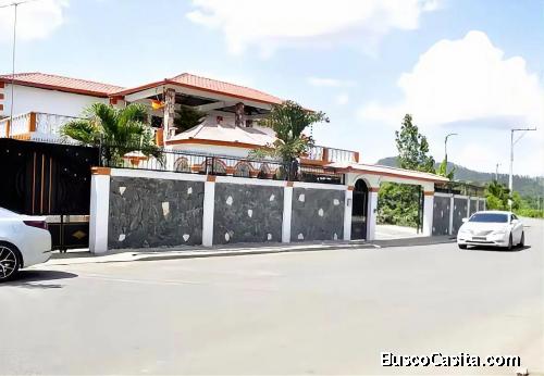 CASA DE DOS NIVELES DE VENTA EN BONAO