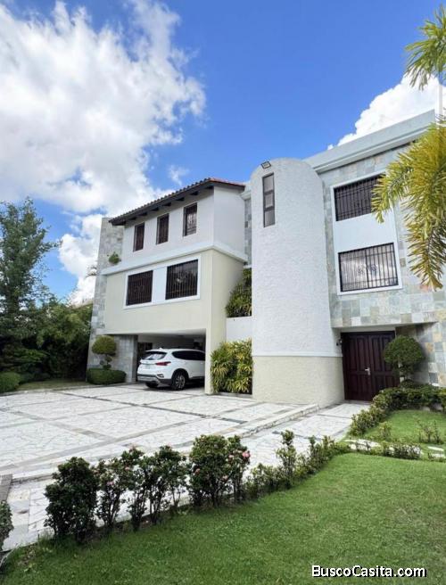 CASA CON PISCINA DE VENTA EN SANTO DOMINGO