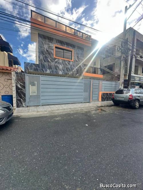 Casa Moderna en Prado Oriental Lista para Entrega con Amplio Patio