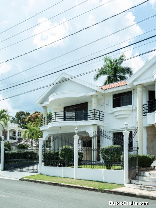 CASA AMPLIA DE VENTA EN BONAO